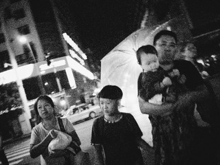 《窥 in street》≠126 雨夜一家人