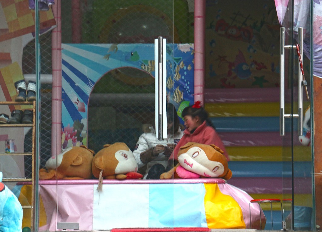 一个很小很小的室内游乐园，节假日，也就只剩打毛衣的女子，和刚从楼上跑下的女孩。