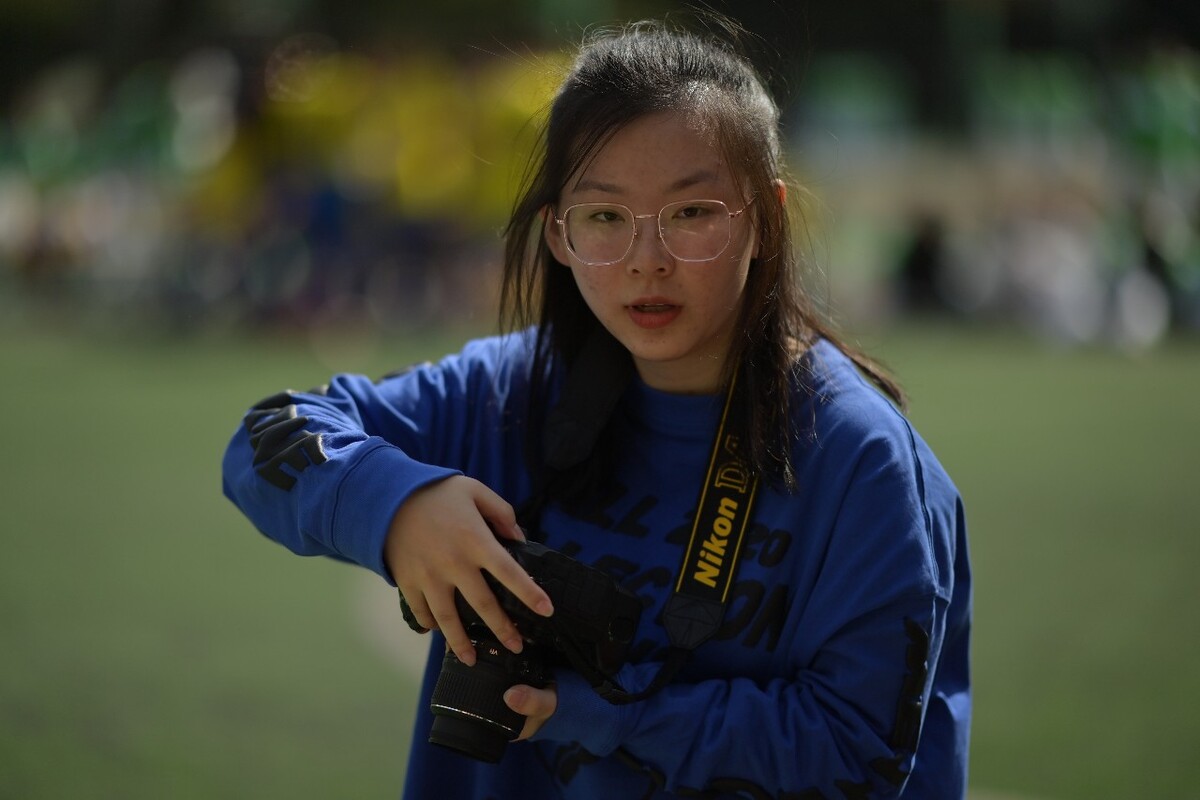 美女玩相机怎么看都像弯弓撘箭