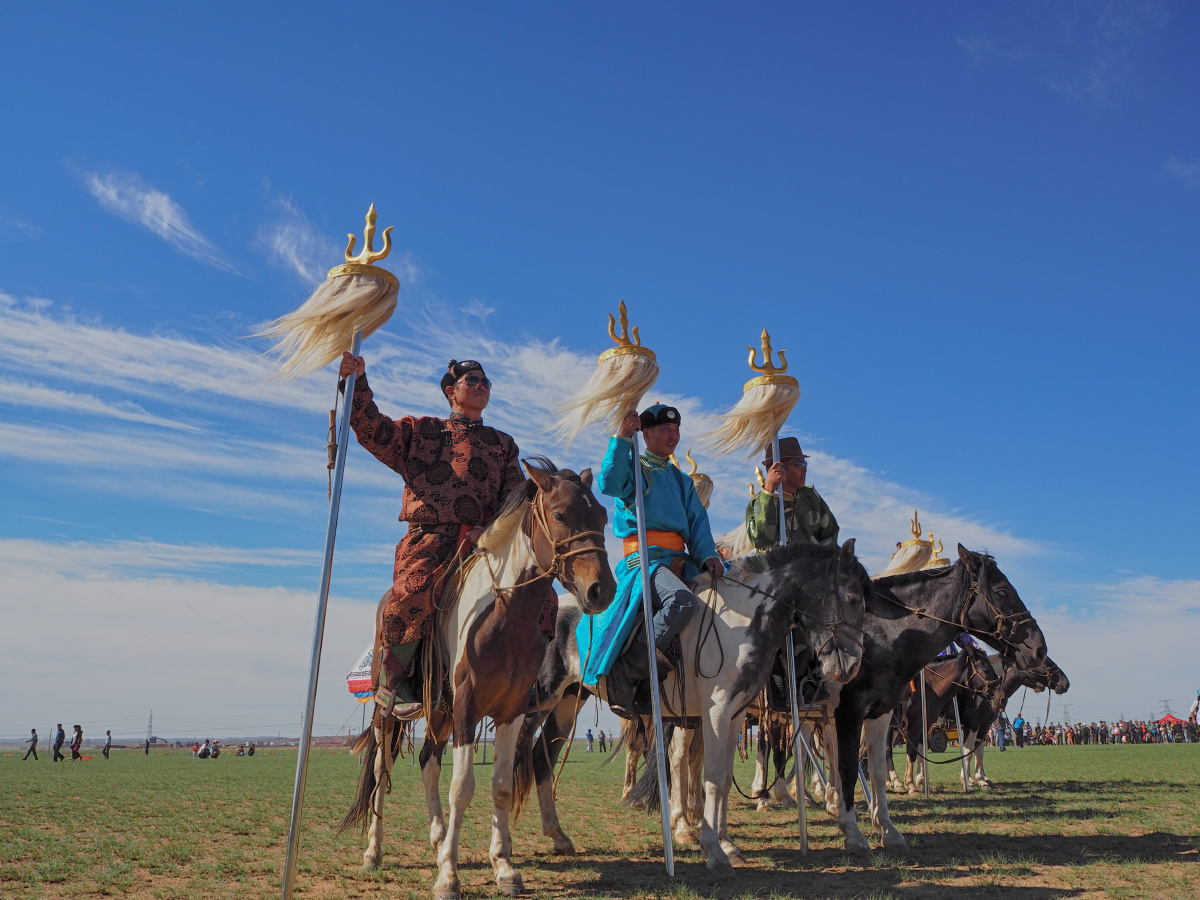 西苏旗的那达慕大会,骑手们绕场一周后,并排站立,在蓝天映衬下更显英