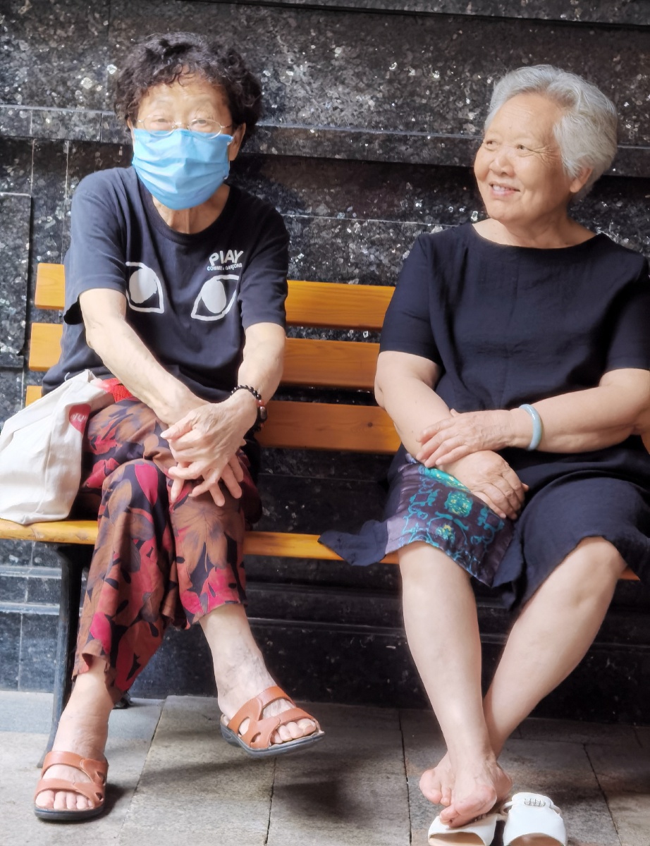 两个老邻居每天都爱在单元门口聊天摆龙门阵我爱她们