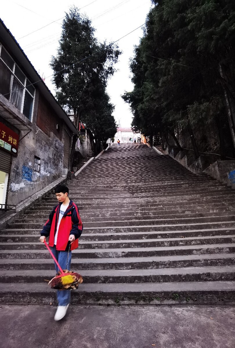 云南昭通县大关中学要上n级台阶才能到学校,这值日生大清早一级一级扫