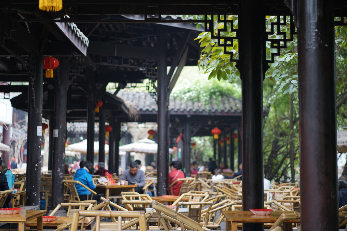 成都人民公园内的鹤鸣茶馆具有百年以上历史是成都人闲暇之余茗茶摆