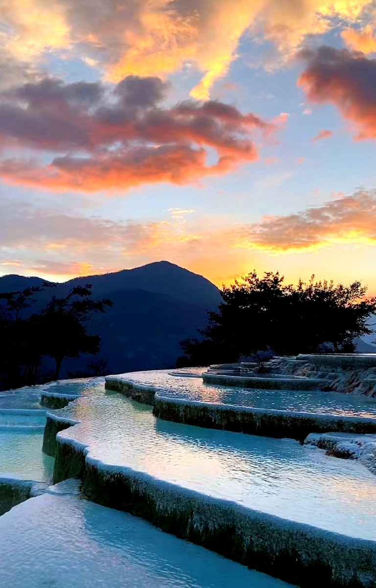 云南白水台五彩云