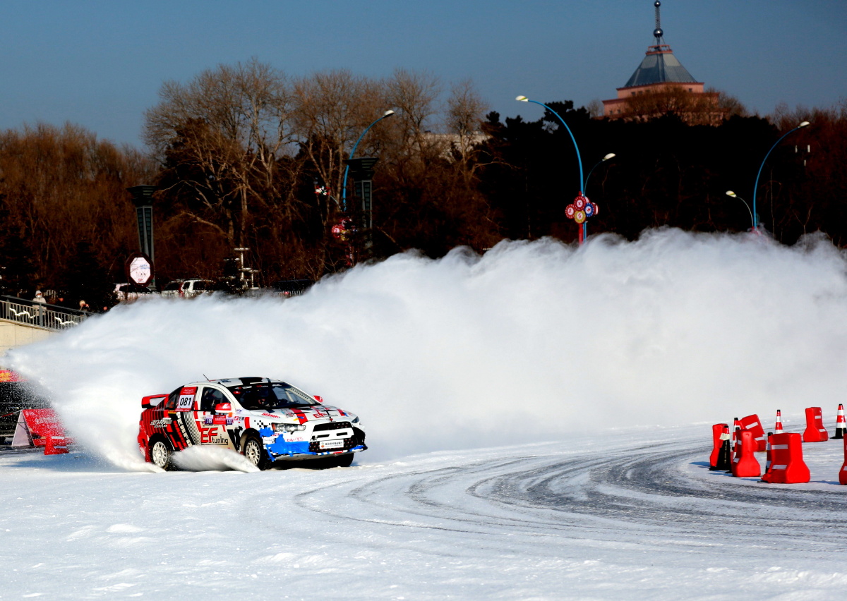 冰雪汽车拉力赛