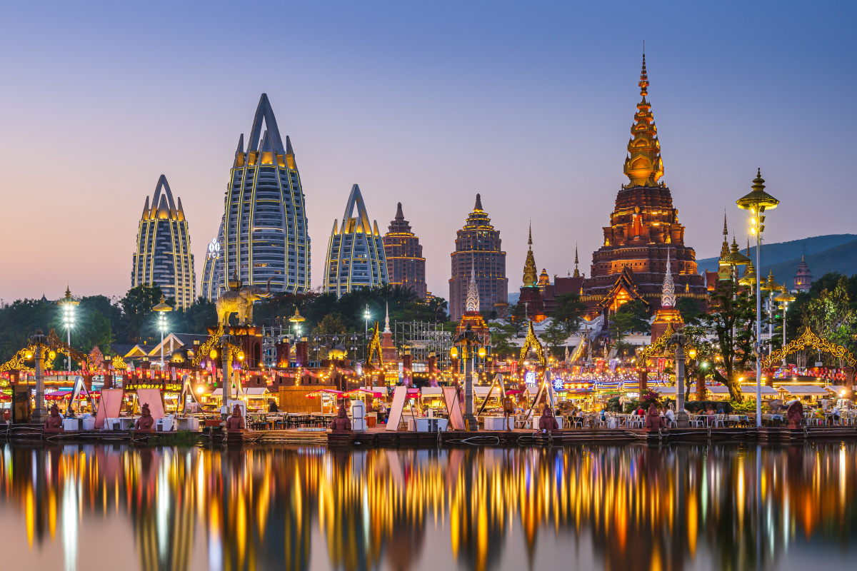 拥有九塔十二寨之意的告庄西双景便是景洪市最为繁华的地带每当夜幕