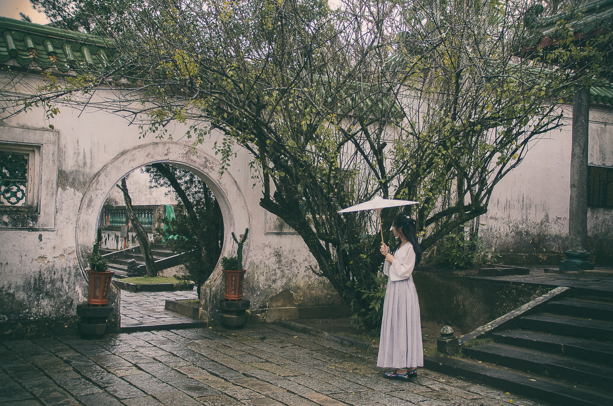 沾衣欲湿杏花雨，吹面不寒杨柳风