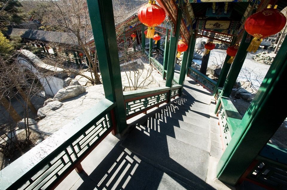 回廊是在公园内常见的一种园林配置，去过不少的地方，发现回廊基本上只在中国园林内有，也算是中国园林造景特有的建筑方式吧。