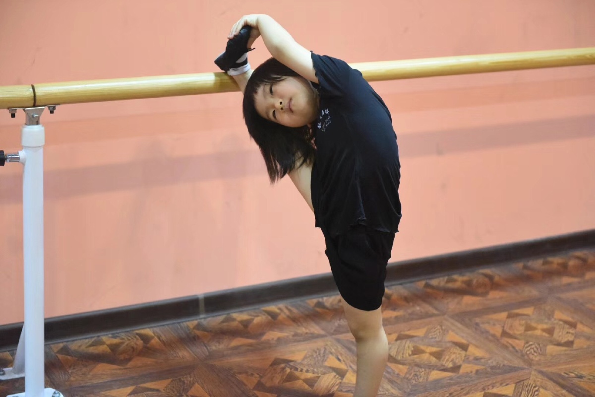 跳拉丁舞的小女孩