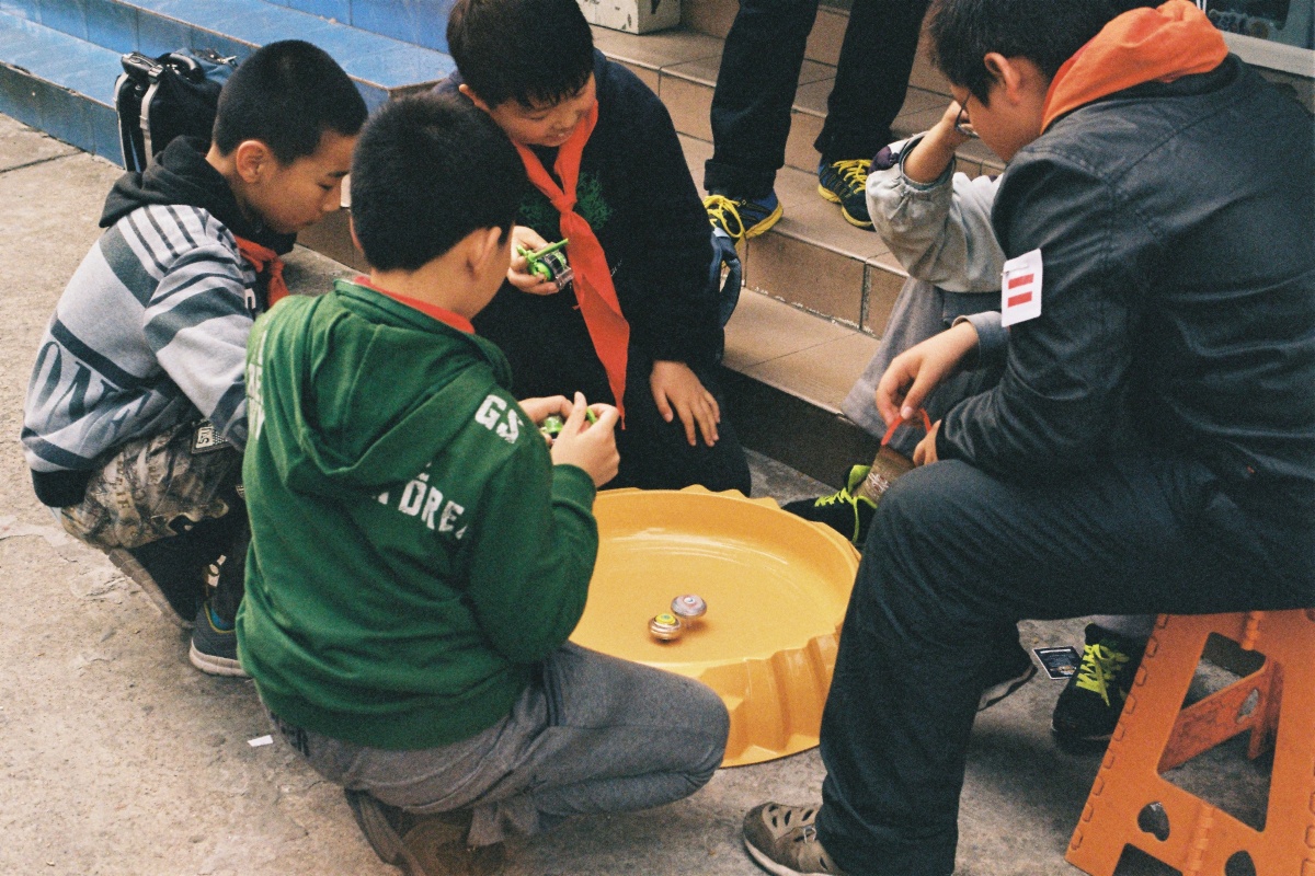 看了现在00后还玩的战斗陀螺.