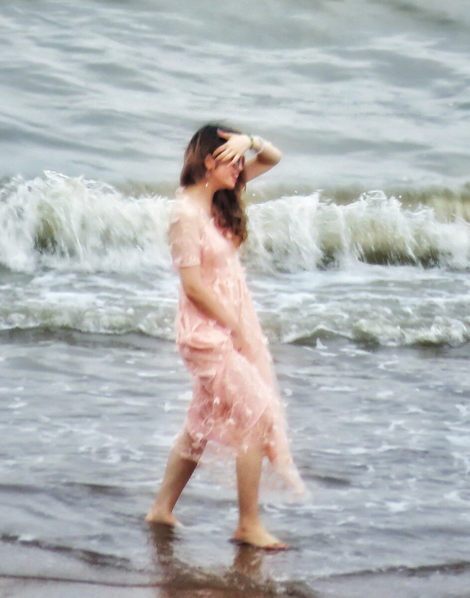 海风你轻轻的吹，海浪你缓缓而来……