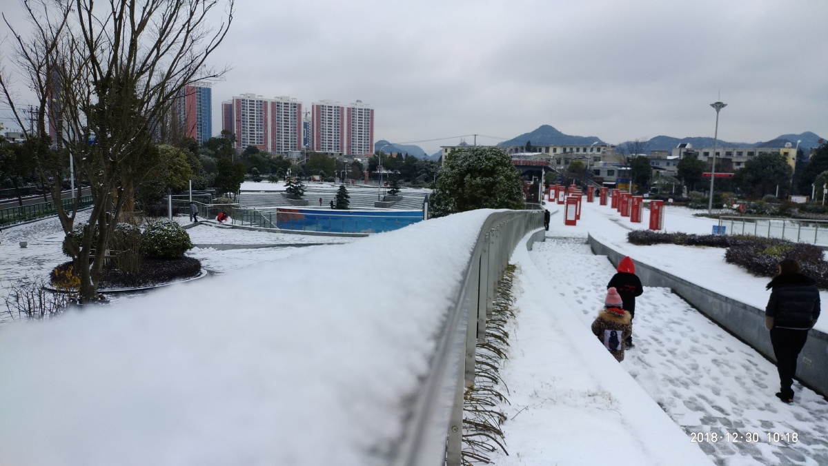 临清三和路温泉路口，新华路和三和路交叉路口已完成铺路