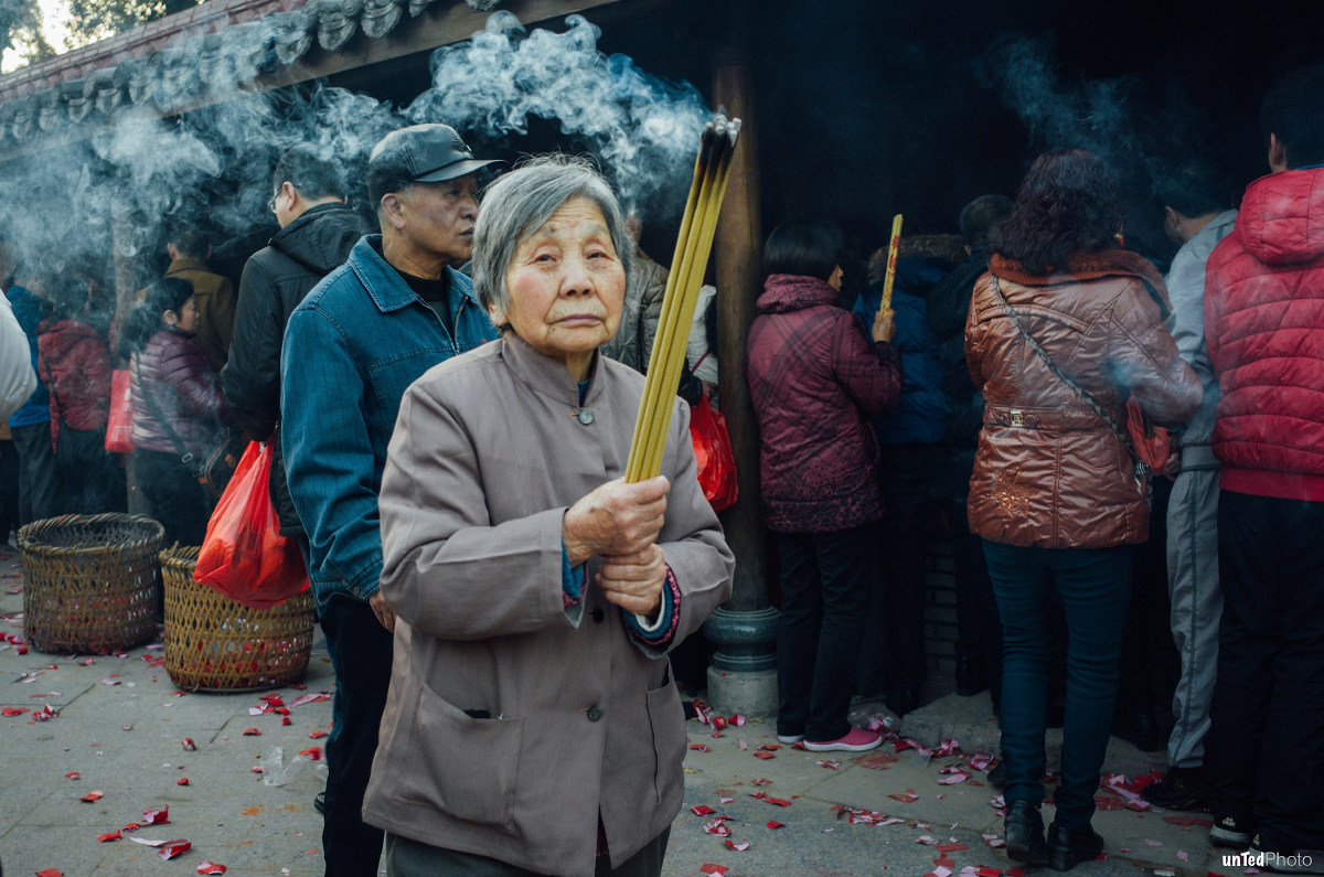 大年初一上山烧香的老人家