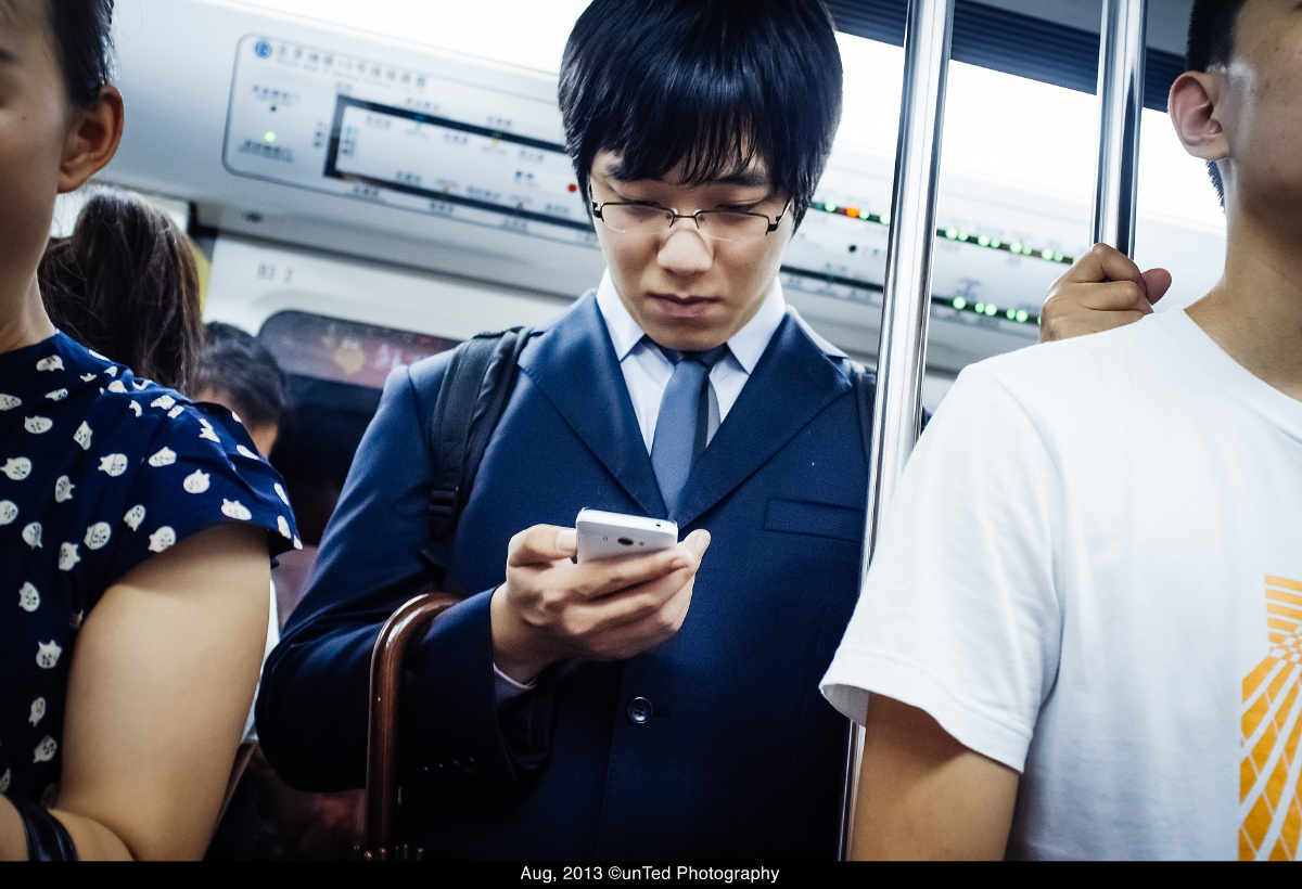 很少在地铁里见到西装革履的上班族,恍惚觉得像是日剧里的画面