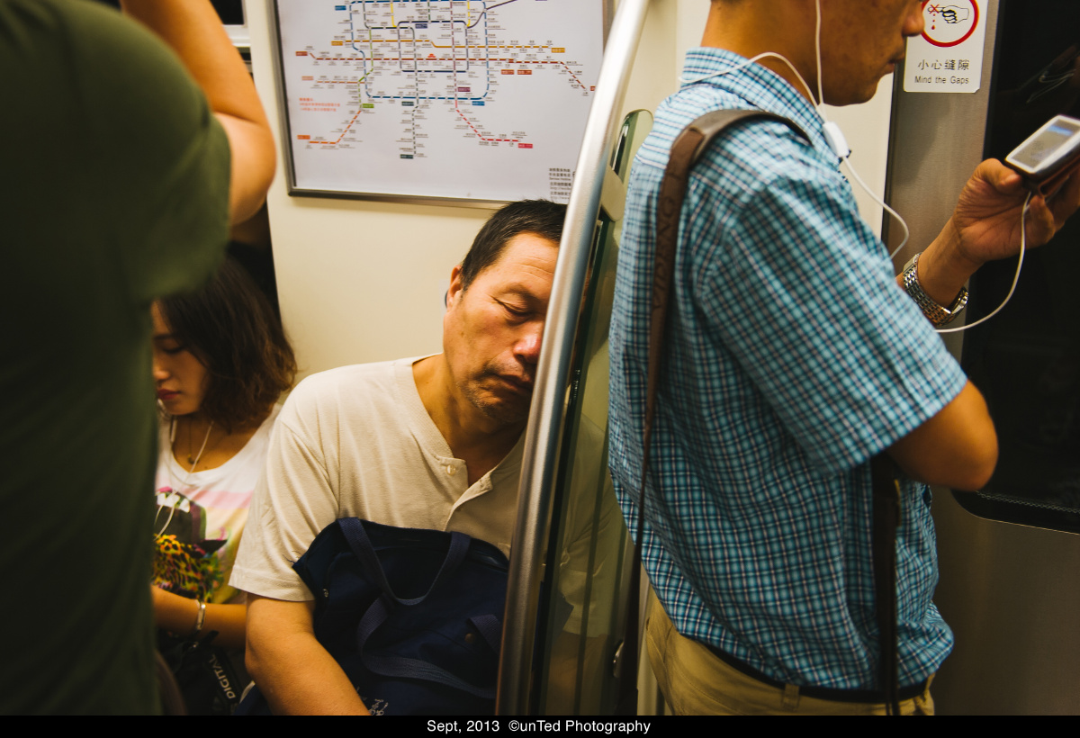 在地铁里睡着的人