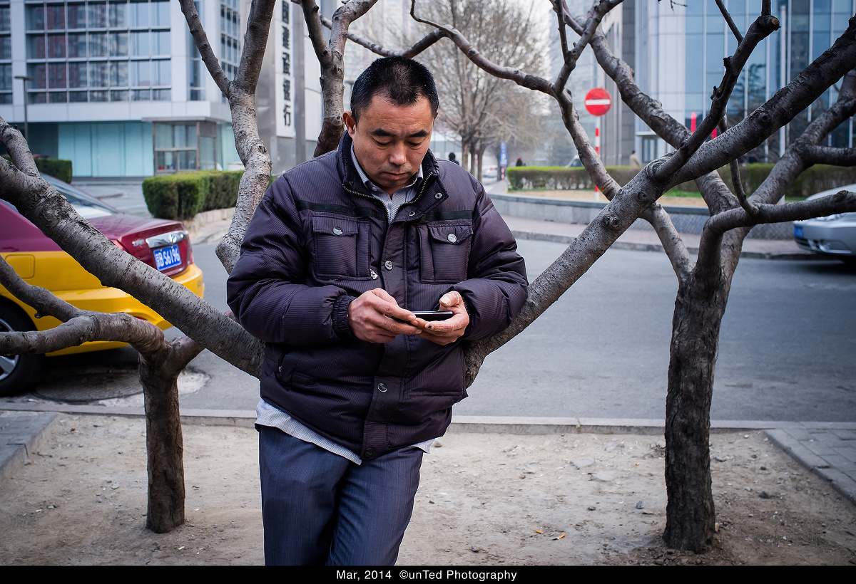 在路边休息的出租车司机话说这个树的高度和枝干的伸张真的很适合给人