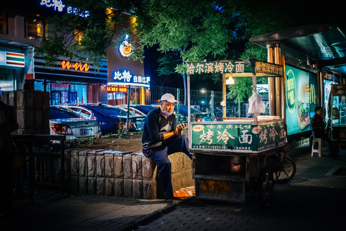 卖烤冷面的摊贩