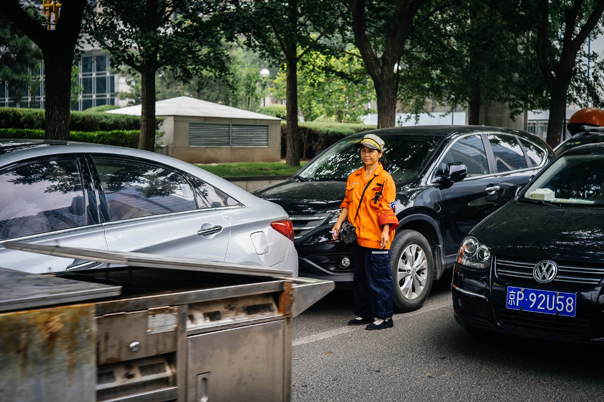 指挥停车的交通协管