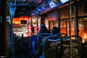 城市地图 | 下雨天的车厢
