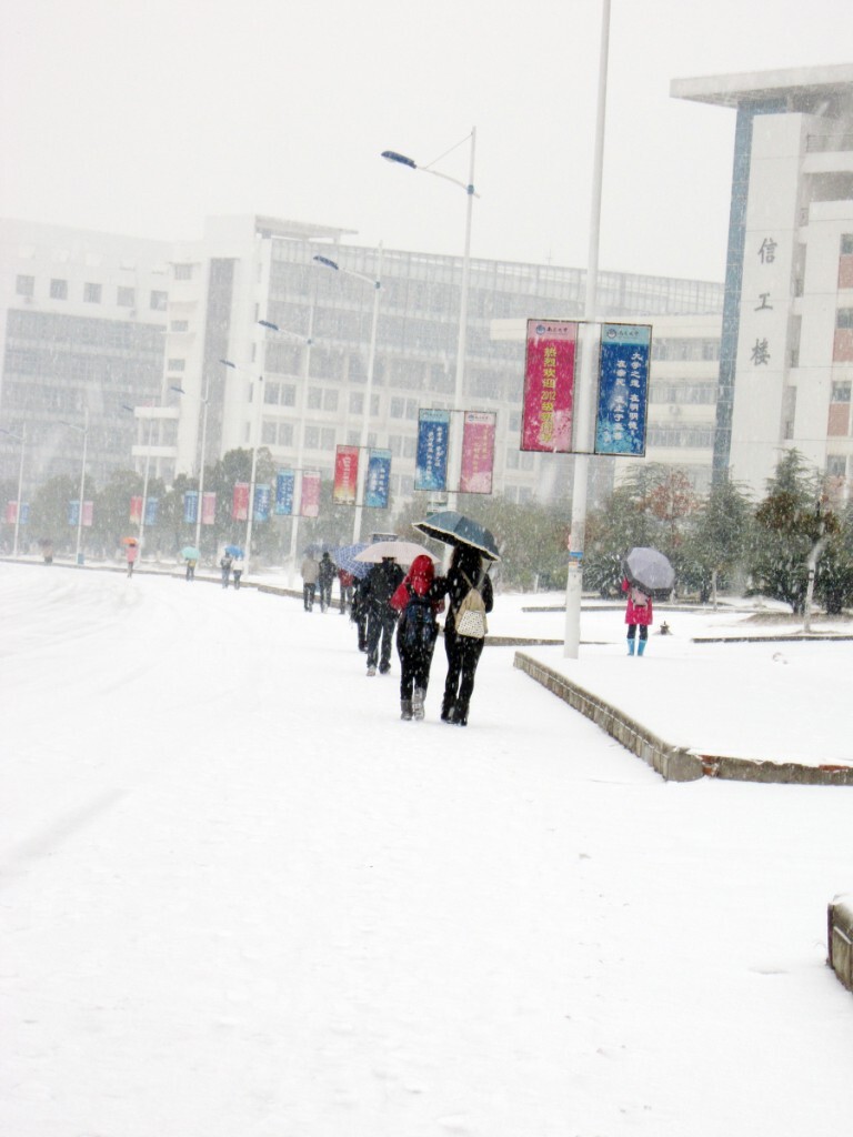 已经忘记是大一还是大二的冬天，南昌下了一场雪，那时我们都还跟傻逼一样的