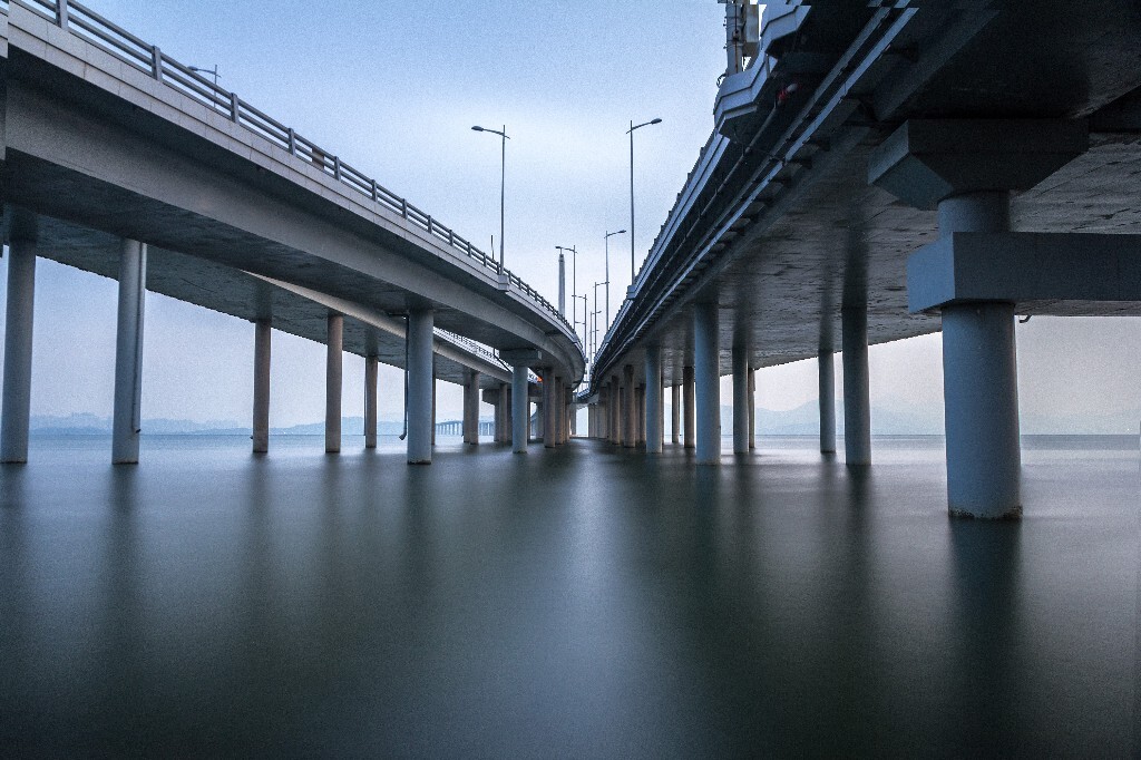 深港西部通道——深圳湾大桥，从这里出发，广阔的海峡只需要数十分钟便可出境