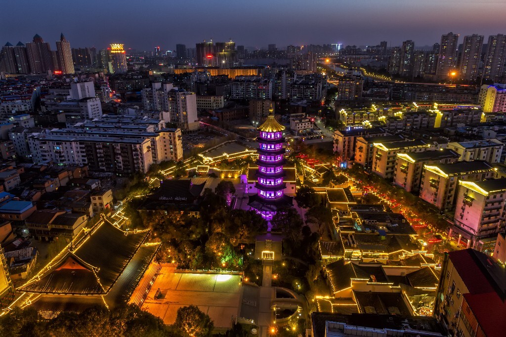 夜色绳金塔