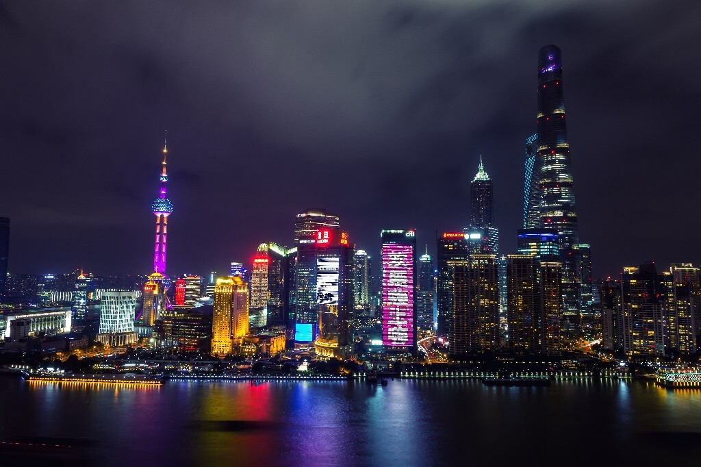 这或许应该算是中国最普遍的机位之一了，多少人来上海，只为站在外滩，一睹她迷人的风采。