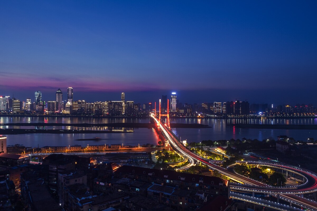始建于上世纪30年代的八一大桥，应该算是南昌市最重要的跨河大桥了，当然也是最负盛名的。一桥横跨东西，将红谷滩和老城区连在了一起。