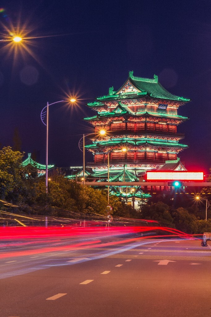 滕王高阁临江渚，佩玉鸣鸾罢歌舞。<br />
画栋朝飞南浦云，珠帘暮卷西山雨。<br />
闲云潭影日悠悠，物换星移几度秋。<br />
阁中帝子今何在？槛外长江空自流。