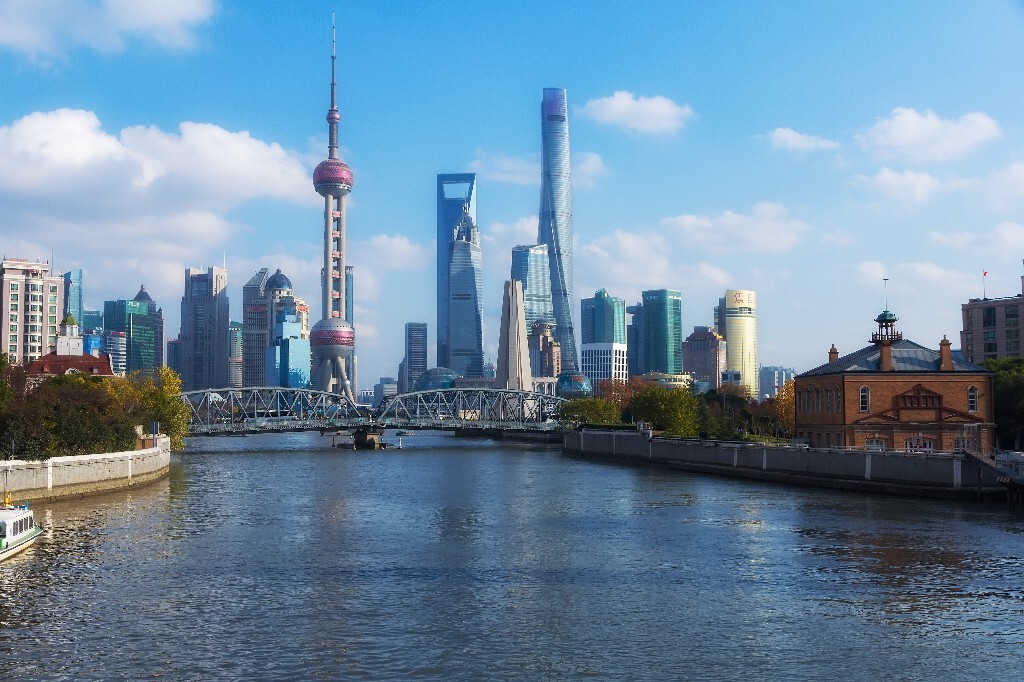 乍浦路桥看法师桥，苏州河的流水从脚下汇入黄浦江。这时成群的游客跟着举旗的导游路过，其中有人说，看，那座桥就是当年依萍跳的桥！