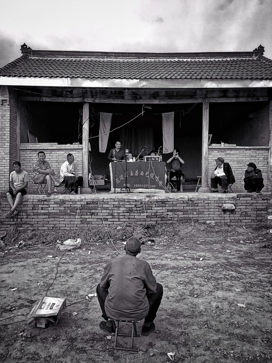 在现代舞台艺术的冲击下，陕北的评弹艺术依然顽强地扎根在农村，虽然欣赏者寥寥无几。