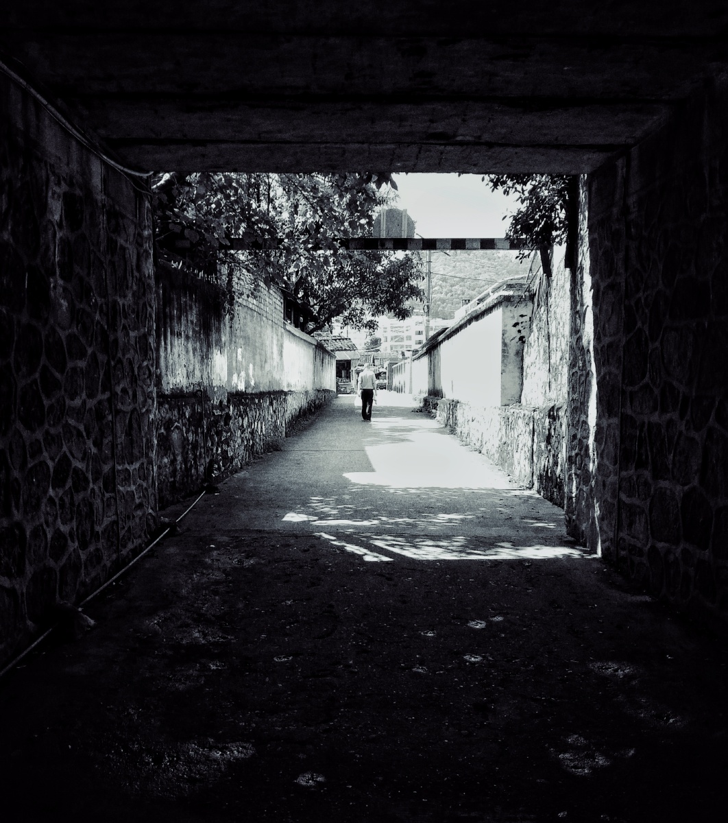 随意串进崇左的一个小巷子,看到个铁路桥洞,刚好路过个老人