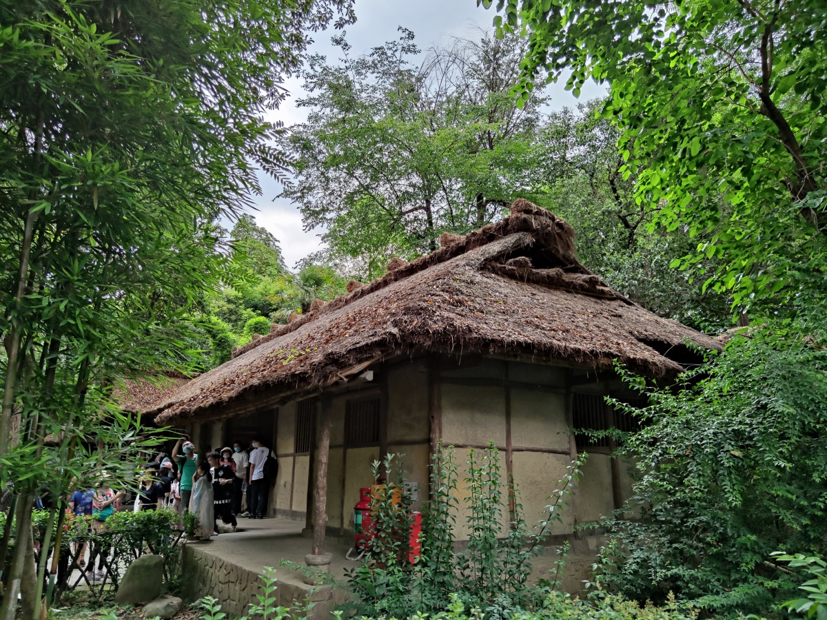 中国唐代大诗人杜甫流寓成都时的故居, 杜甫先后在此居住近四年