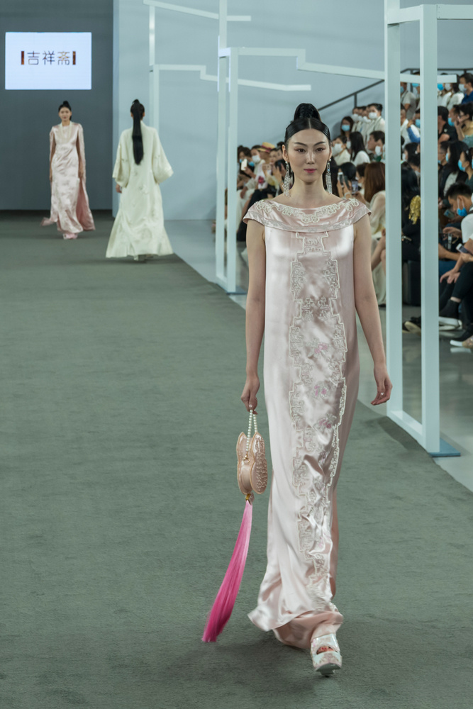 2020年深圳时装周模特们秀卓越风姿让观众们见证了一场空前精彩绝伦的