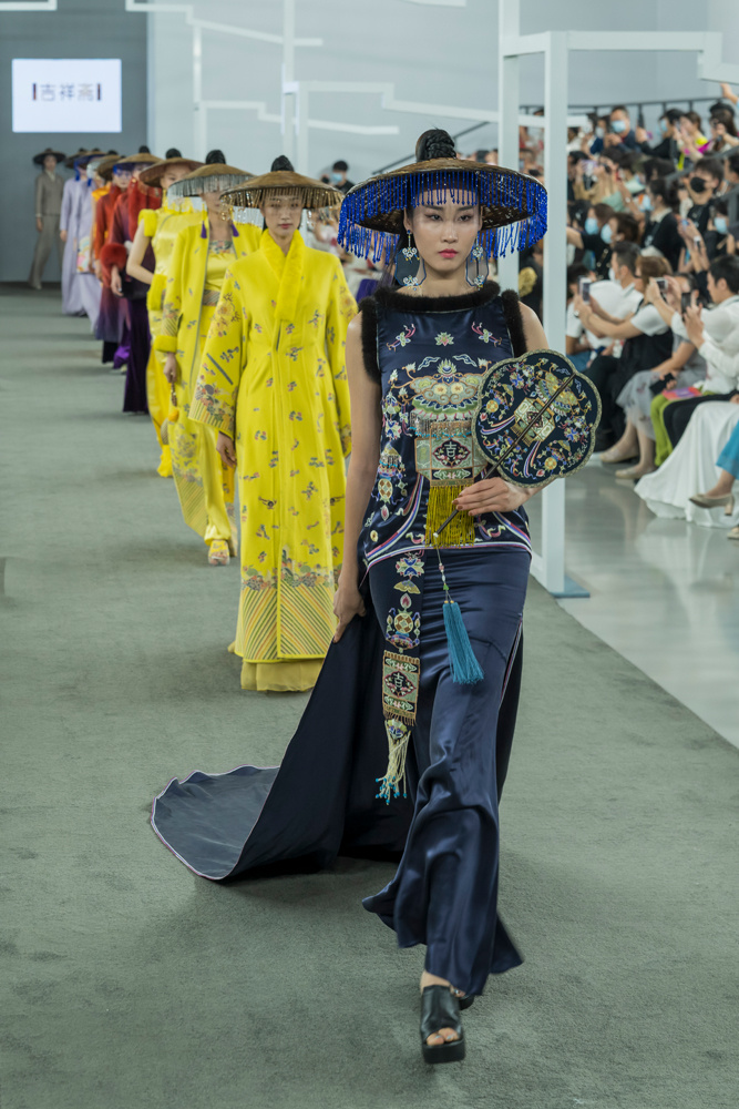 2020年深圳时装周模特们秀卓越风姿让观众们见证了一场空前精彩绝伦的