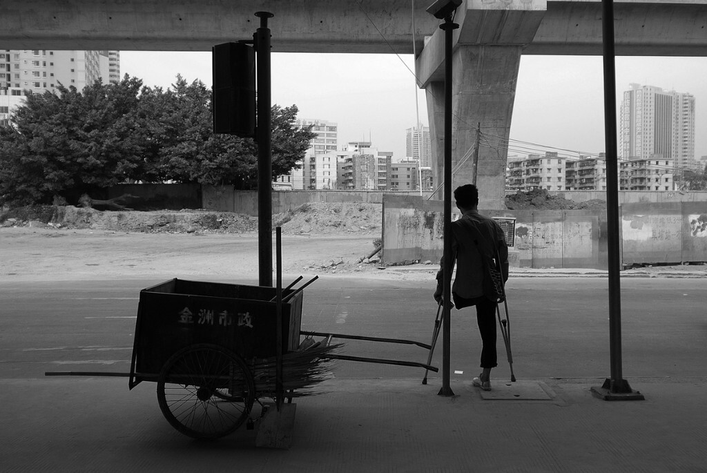 一个灰蒙蒙的清早,一辆垃圾收集车,一位断了腿的男人,没有车来车往,只有静谧而忧郁的内心......
