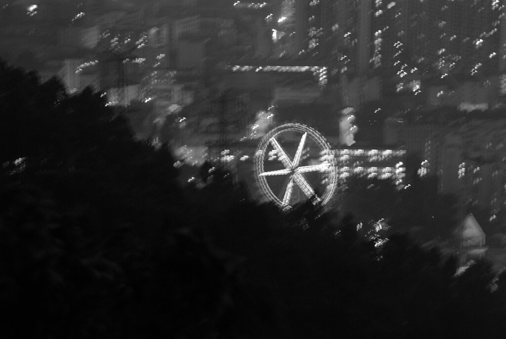 布吉求水山上,远眺山下的一个游乐场,美丽迷离的夜景使我流连忘返。