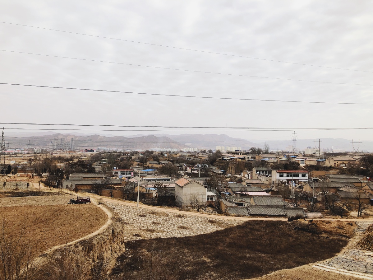 西北小村庄🏡人家,农田和远山. - 洁儿lovelife - 图虫