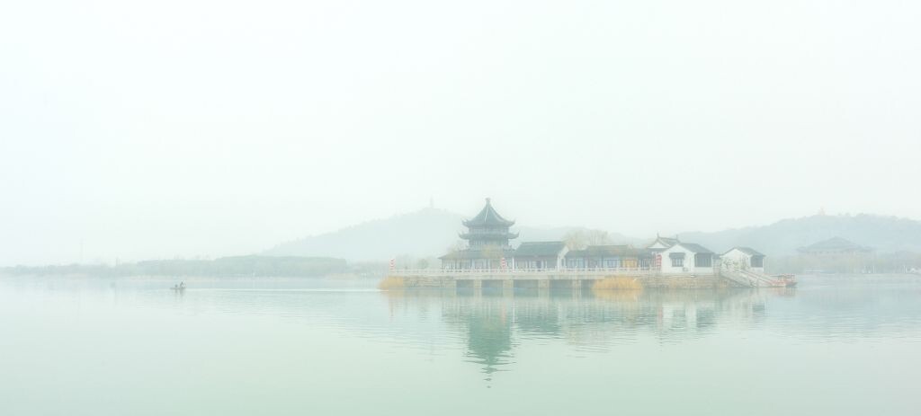 一叶轻舟，入景随风。桃源世外，涟漪青痕。