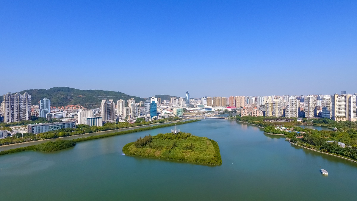 其中有一座真正的白鹭生态岛,在筼筜湖中央,不受人类的影响,生态厦门!