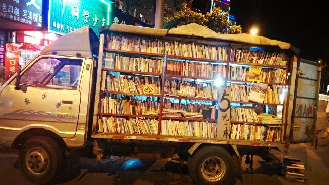 街头卖书的面包车