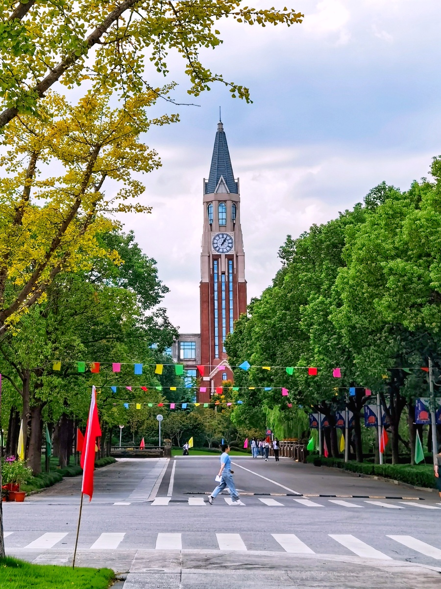 华东政法大学里,自然气息浓厚,让人心旷神怡