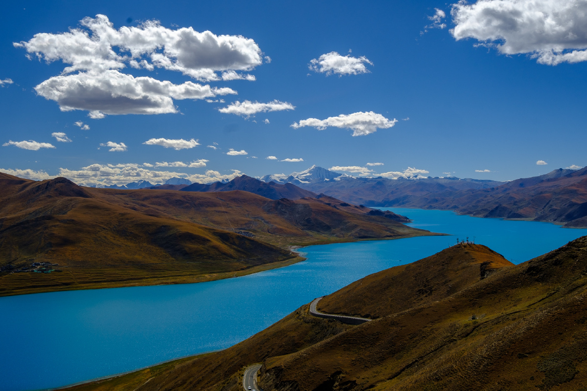 西藏羊湖圣湖雪山蓝天