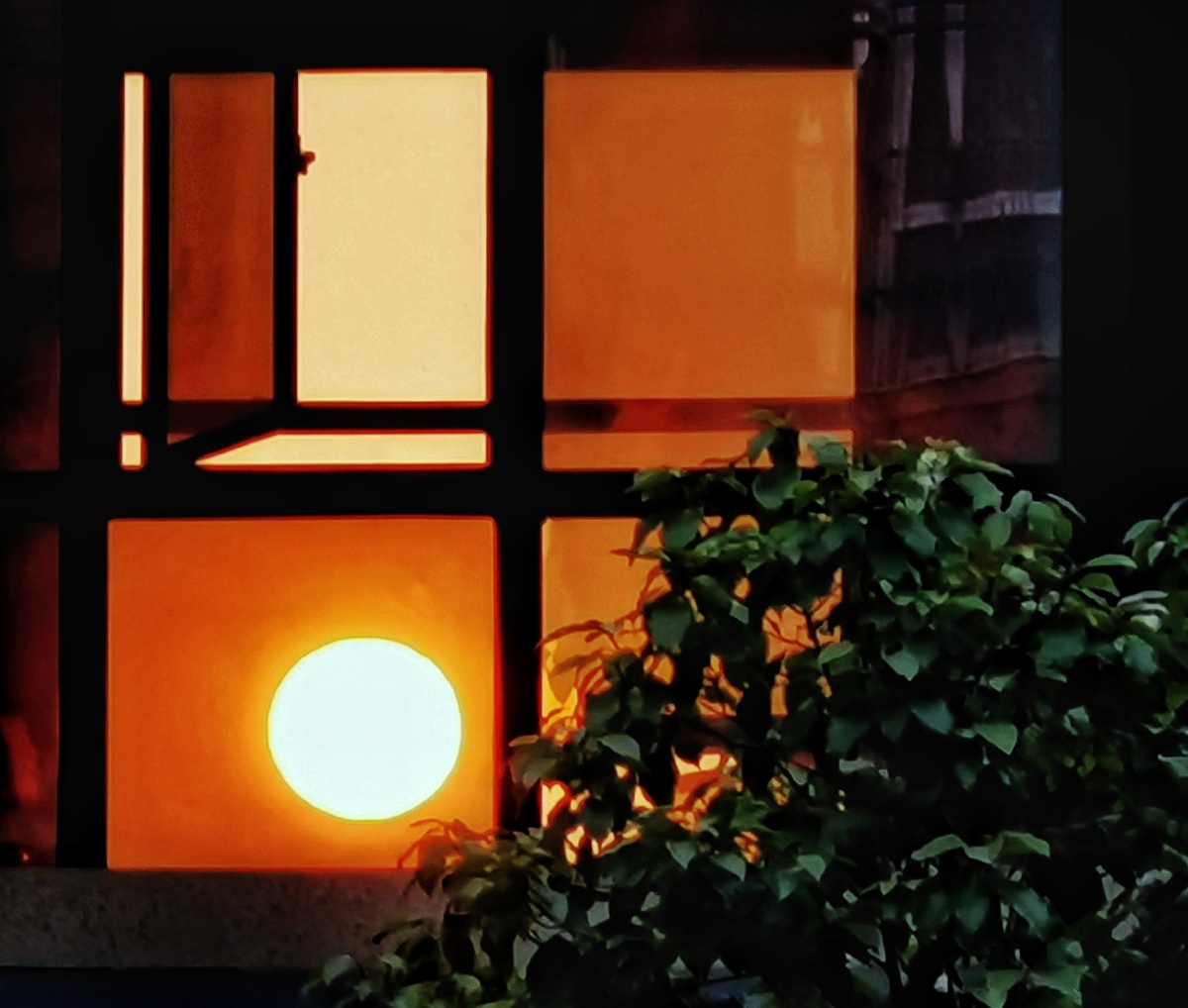 黄昏红霞飞窗外落日圆
