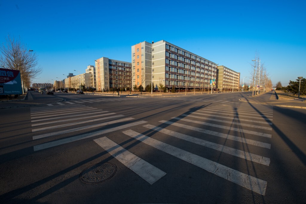 空荡荡的大十字路口
