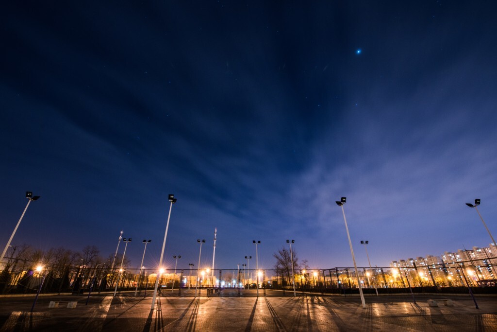 排球场夜景。犯懒没去体育场草坪，随便拍了会儿星星和夜景就走了，发现夜景还是挺难拍的，对焦老对不上。想到如果拍星轨后期得合成，想想就头疼。