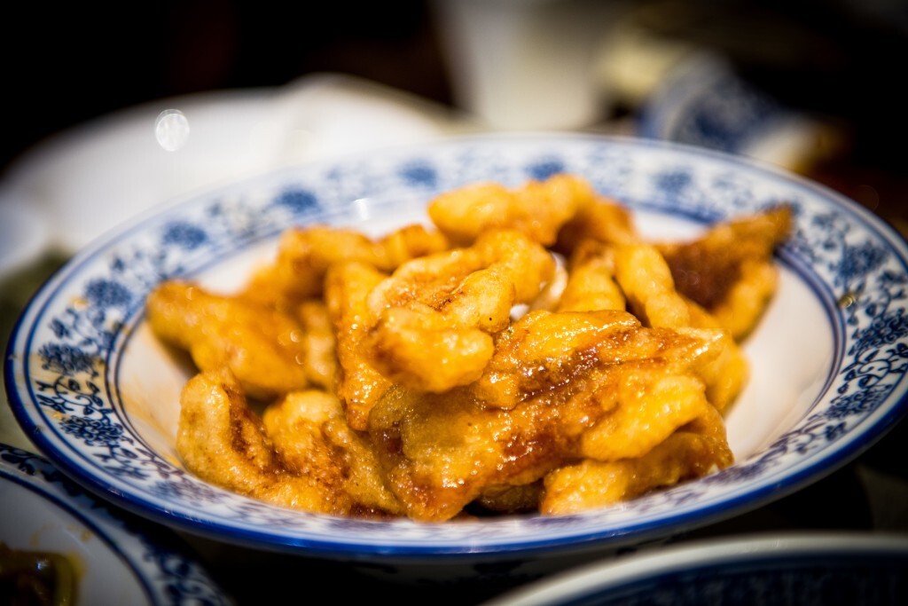 锅包肉是一道东北风味菜,即将猪里脊肉切片腌入味,裹上炸浆下锅炸至金黄色捞起,再下锅拌炒勾芡即成。成菜色泽金黄,口味酸甜。在各个地方都吃过锅包肉,这里的算是很正宗的了,口味酸甜正好,里脊香嫩酥脆,入口回味无穷。
