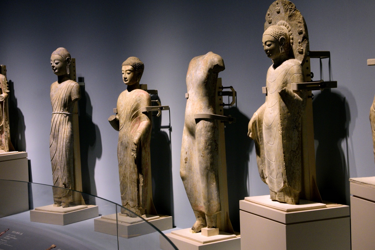 青州龙兴寺窖藏出土佛像雕塑