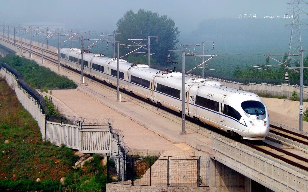 远去的列车，红红的眼睛