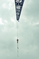 898677